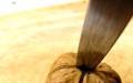 Hur och hur man snabbt skalar hasselnötter och valnötter