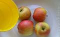 Hur man bakar äpplen i en långsam spis